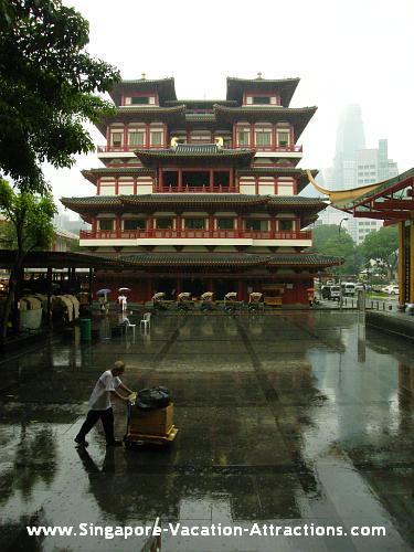 What to do at Singapore Chinatown: pay a visit to the Chinese Temple