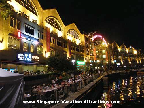 Alfresco dinning at Clarke Quay, along the bank of Singapore River